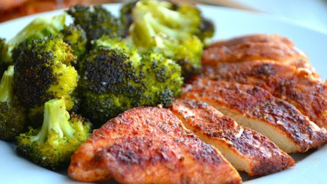 Petti di pollo con broccoli per una dieta a 6 fiori