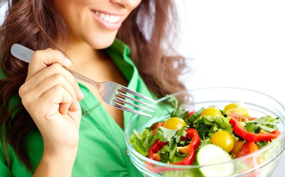 Ragazza che mangia insalata di verdure con una dieta a 6 fiori