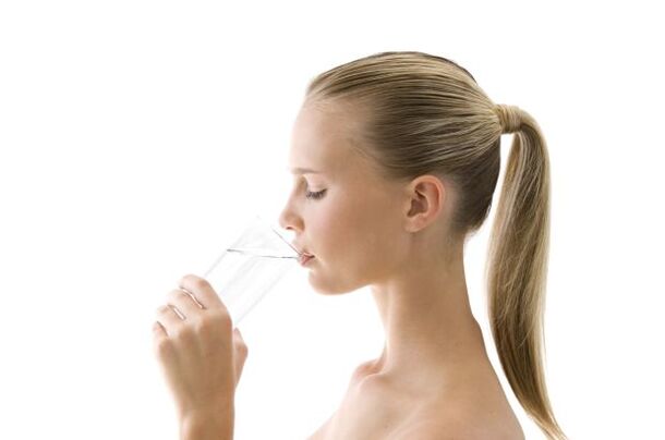 Bere acqua per dimagrire a casa