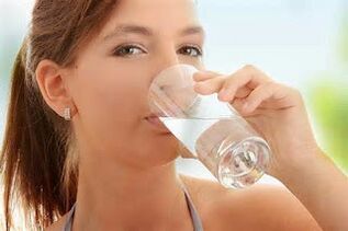 Bere acqua in una dieta per i pigri