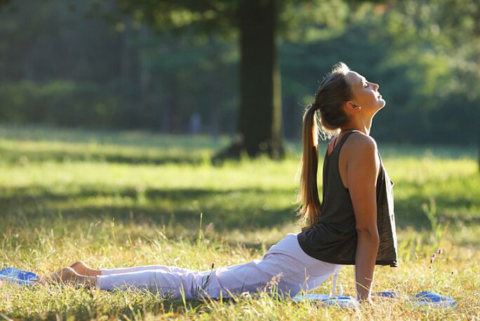 Allenamento yoga nella natura