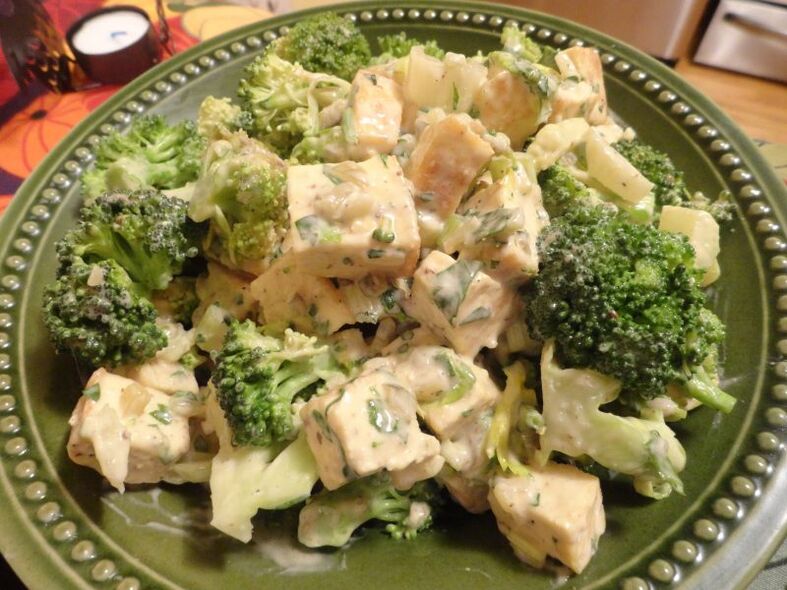 Insalata di pollo con broccoli per dimagrire