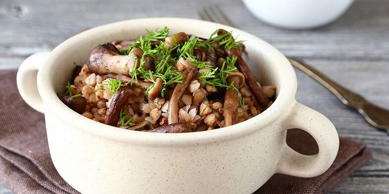 Porridge di grano saraceno con funghi per pranzo nel menu di alimentazione sana