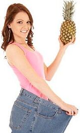 Ragazze imparate con ananas